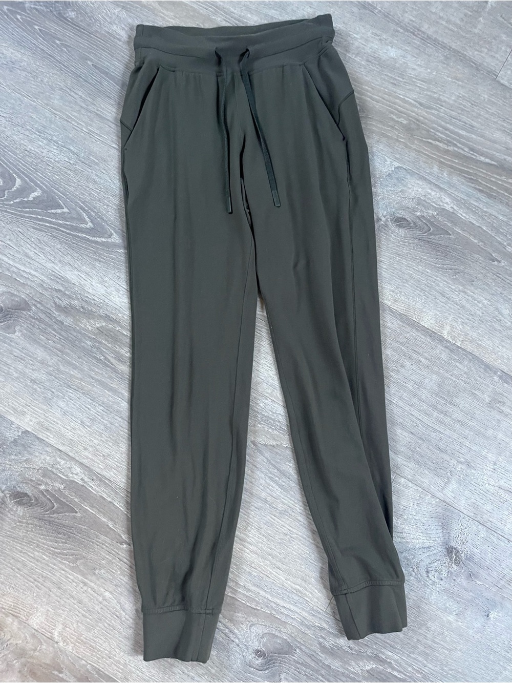 Lululemon joggers, size 4 perfect condition olive green